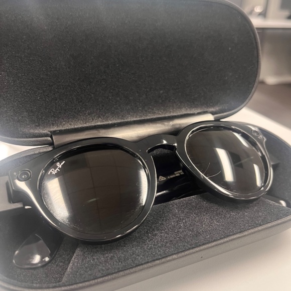 RAY-BAN STORIES SMART SUNGLASSES - Picture 2 of 3